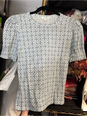 🔶3/$50🔶 LUCKY BRAND NWT Smocked shoulder, cuff; shortsleeve Floral Pointelle tee